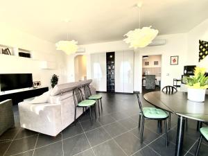 GuestHost - Bright Apartment with Sea View Balcony