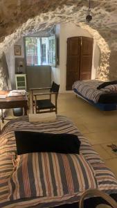 la villageoise, chambre troglodyte pitoresque au cœur du village
