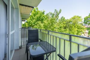 Seaside Breeze Stylish Apartment Balcony & Parking by Renters