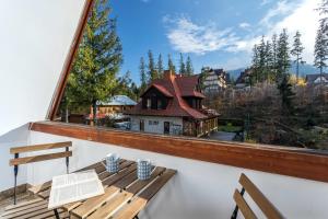 Highlander twostory apartment with balcony and parking