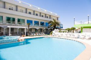 Family Room (2 Adults + 1 Child) room in Hotel Splendid Mare
