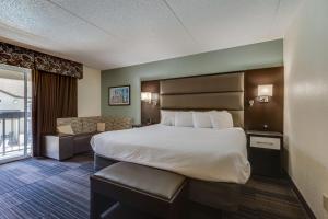 Deluxe King Room with Balcony/Patio room in Club Hotel Nashville Inn & Suites