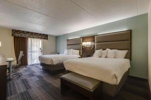 Deluxe Queen Room with Two Queen Beds with Balcony/Patio room in Club Hotel Nashville Inn & Suites