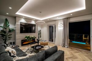 Gorgeous Ground Floor w Pool & Patio