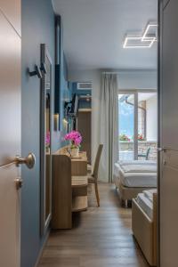 Superior Triple Room with Balcony and Lake View room in Hotel Veronesi