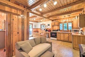 1 Mi to Downtown BBH Coastal Cabin with Deck and Yard