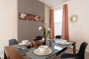 3 Bedroom-5 Beds Newland Ave Kings Palace Leisure-Contractor-Heart of Hull Amenities