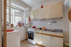 Beachfront Apartment Pisak (196-1)