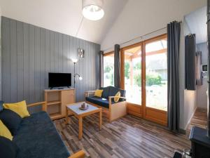 Maisons de vacances Snug Holiday Home in Signy le Petit with Private Terrace : photos des chambres