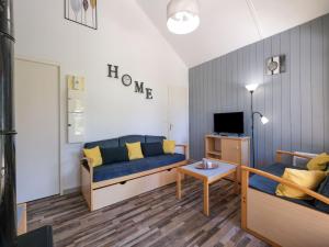 Maisons de vacances Snug Holiday Home in Signy le Petit with Private Terrace : photos des chambres