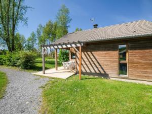 Maisons de vacances Snug Holiday Home in Signy le Petit with Private Terrace : photos des chambres