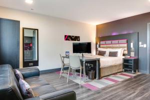 Smart Studio room in Roomzzz Chester City