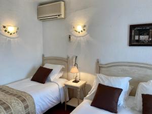 Hotels Hotel Porte de Camargue - Les Quais d'Arles : Chambre Triple