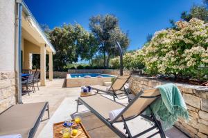 Villa SAN with heated pool, traditional surroundings, 3-bedrooms