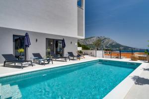 Brand new! Seaview villa Mila with 4 en-suite bedrooms, private pool, Finnish sauna, Treadmill, sand 