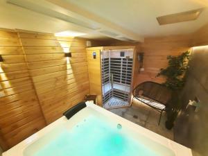 MAISON centre ville historique - Bain à remous, Sauna, cour extérieure privative - tout peut se faire à pied à 3min du vieux port, 10min de la plage, 3min dun Parking gratuit, restaurants, boutiques, musés, etc