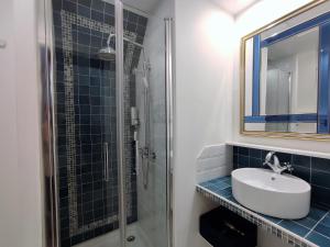 B&B / Chambres d'hotes Aux Couleurs d'Esteil : Chambre Double avec Salle de Bains Privative