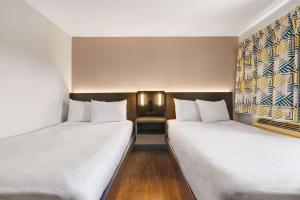Double Room - Disability Access room in Motel 6-Kirkland WA - North Kirkland