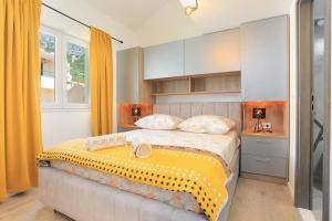 Three-Bedroom Apartment with Terrace and Sea View room in Apartments by the sea Igrane Makarska - 18405