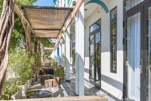 Tran Long Cu Hin Hotel - Near Bai Dai Beach