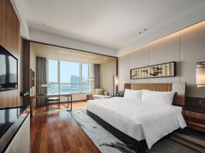 Ningbo HUALUXE Ningbo Harbor City By IHG 4-Star Hotel suite