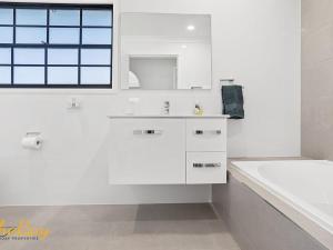 Amaroo Cres No 20 Fingal Bay Holiday Home