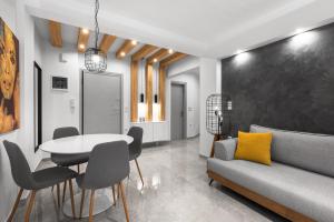 Wood n White, Nilie Hospitality MGMT