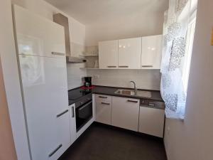 VILLA SARA apartments 50 m from the beach, with balcony, AC, private parking