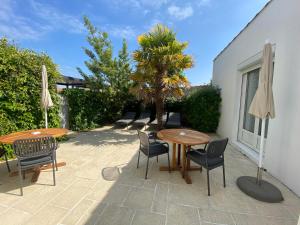 Hotels HR Hotel-Restaurant & Spa Marin : Suite Le Richelieu avec Terrasse