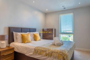 LONDON IN 15 MINS! STYLISH APARTMENT NEAR HEATHROW