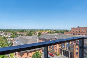 LONDON IN 15 MINS! STYLISH APARTMENT NEAR HEATHROW