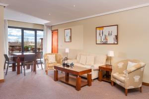 Suite room in Tryp Madrid Alameda Aeropuerto Hotel
