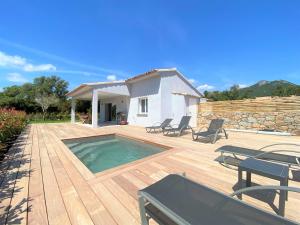 Villa deux chambres avec piscine chauffee proche des plages