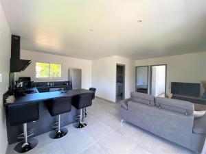 Villa deux chambres avec piscine chauffee proche des plages