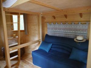 Maisons de vacances O Bois Dormant : Cabane dans les Arbres avec Escalier