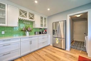 Chic Dover Home with Hot Tub 1 Mi to Golf!