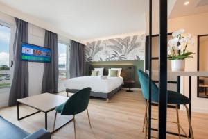 Hotels Campanile Smart Lyon Est - Eurexpo Bron Aviation : Chambre Familiale avec 1 Lit Double et 2 Grands Canapés-Lits - Nouvelle Génération