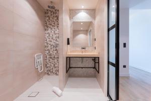 Hotels Campanile Smart Lyon Est - Eurexpo Bron Aviation : Chambre Triple avec 1 Lit Double et 1 Lit Simple - Nouvelle Génération