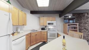 Laurelwood Condominiums 414