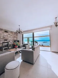 Stone built house next to the beach - Develíkia