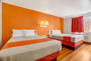 Deluxe Queen Room with Two Queen Beds - Non-Smoking room in Motel 6-Espanola NM