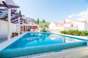 Modern Luxury Villa with Swimming Pool - Bayside View