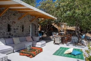My Old Stone House in a 2 000 sqm private garden with Fab Glamping Tent