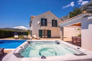 Villa Calma with heated pool,jacuzzi, Finnish sauna and 4 bedrooms