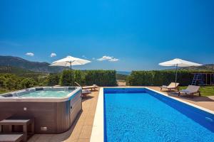 Villa Calma with heated pool,jacuzzi, Finnish sauna and 4 bedrooms