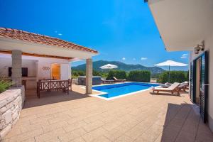 Villa Calma with heated pool,jacuzzi, Finnish sauna and 4 bedrooms