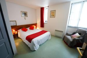 Hotels Logis Hotel Le Relais Des Remparts : Chambre Double Confort