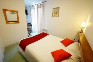 Hotels Logis Hotel Le Relais Des Remparts : Chambre Double Standard