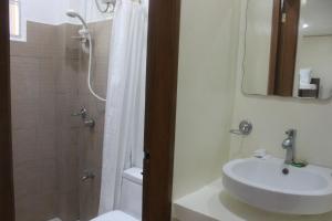 Blue Lagoon Inn & Suites