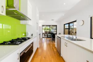 Swainson on 1 Lexington - 200m to Beach!